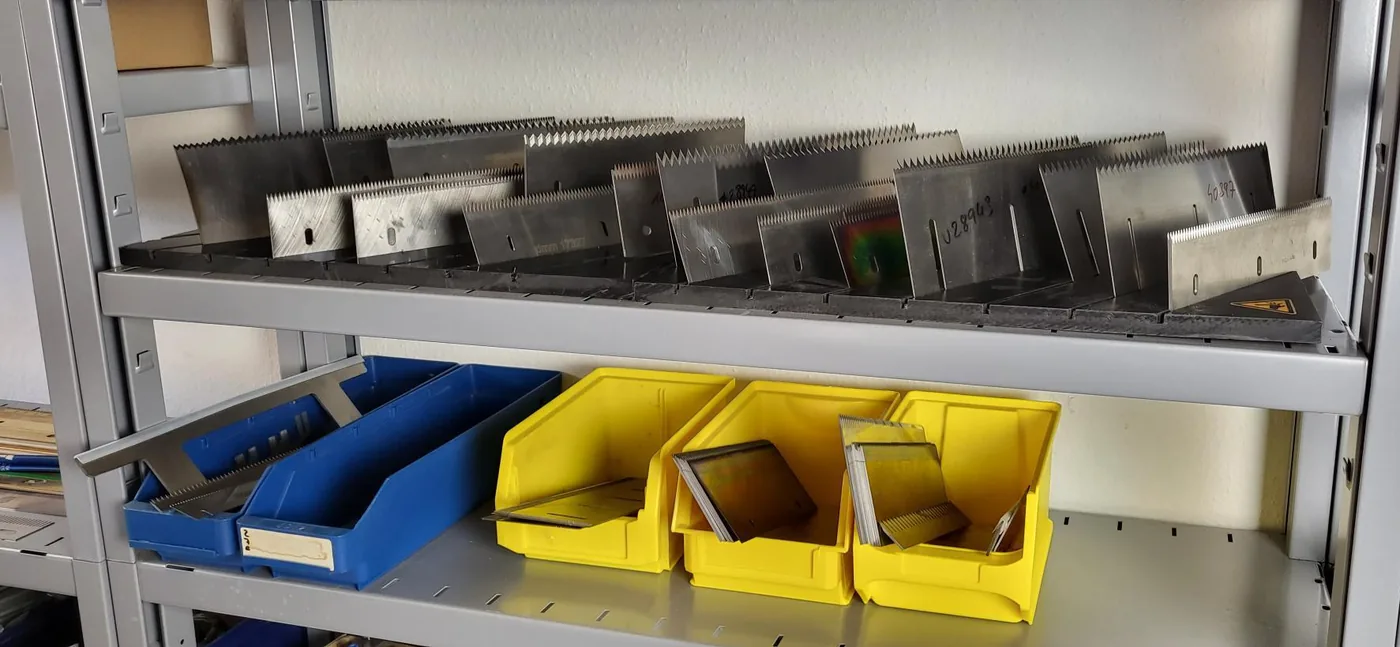 Versuchsmesser im Regal des pbs LAB